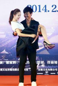 佟丽娅被老公突然抱起尴尬露出安全裤
