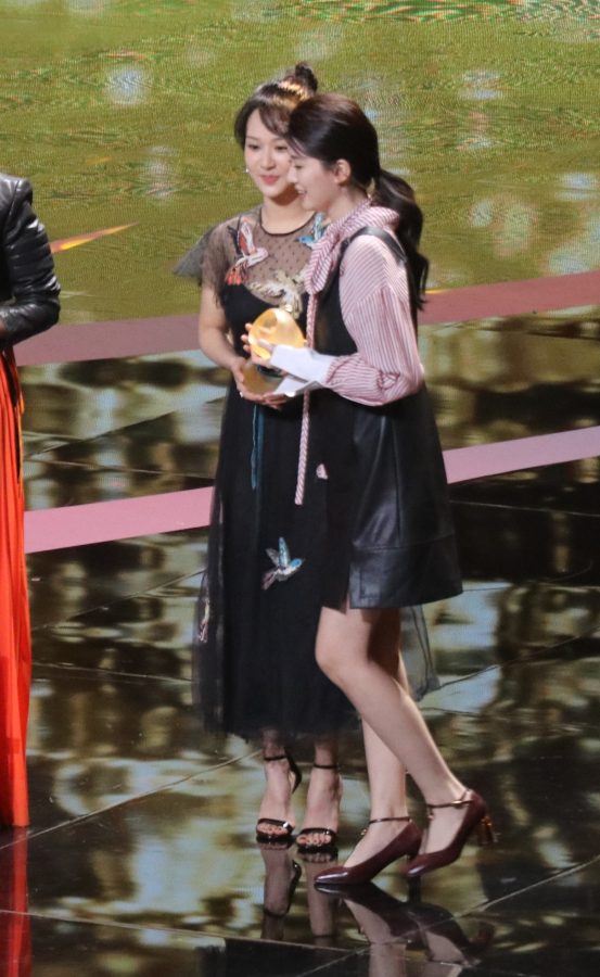 杨紫登台领奖意外发现嫂子李小璐(3/10)