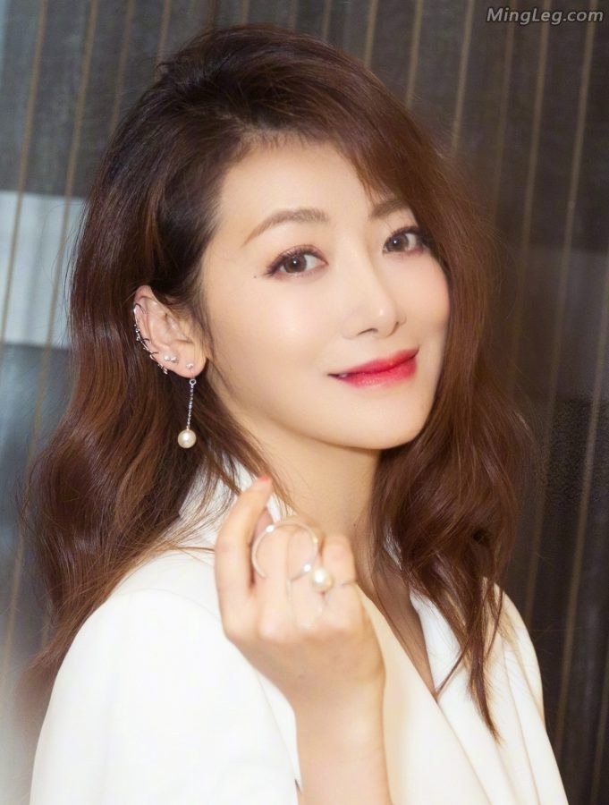 陈紫函波浪发低胸美腿高颜值(5/5)