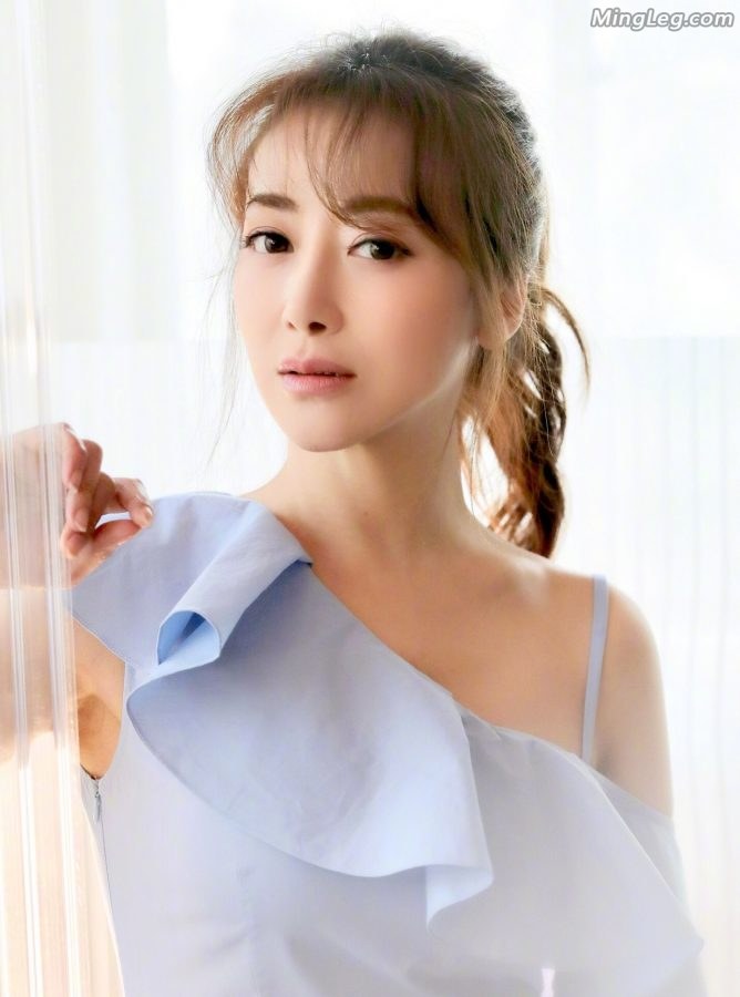 陈紫函脚踩如此高的鞋跟真是懂得风情的女人(4/9)