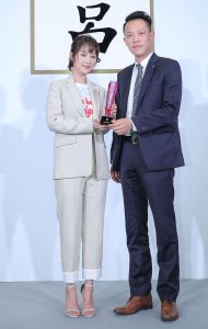 杨紫西服凉鞋高跟玉脚有御姐潜质