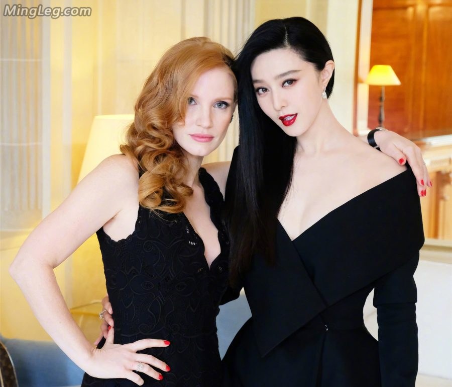 Big beauty Fan Bingbing has sexy white flowers on her chest and high heels.(2/2)