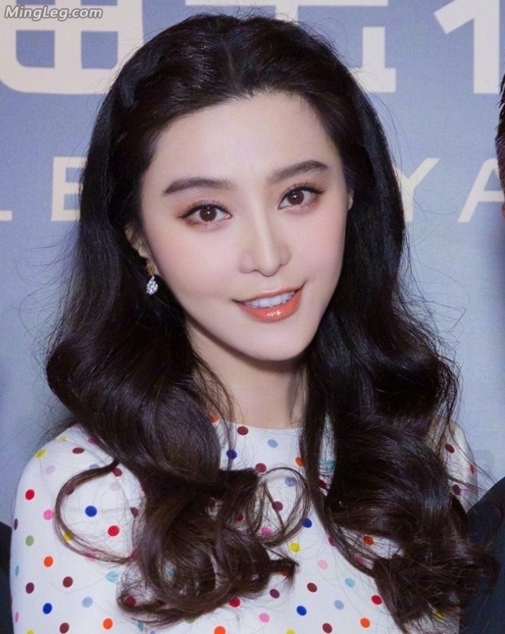 美艳的范爷范冰冰金属高跟美腿代言美妆(2/3)