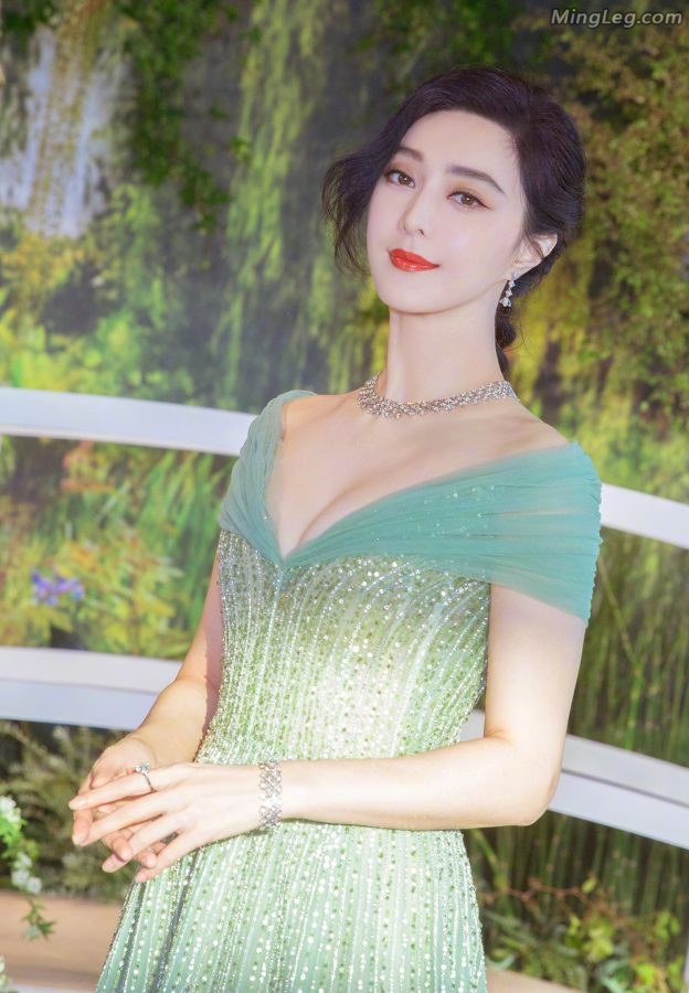 浓妆艳抹范冰冰朦胧美腿加玉乳(6/13)
