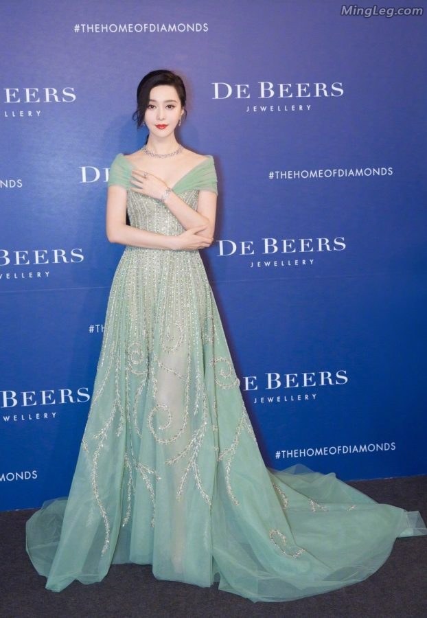 浓妆艳抹范冰冰朦胧美腿加玉乳(7/13)
