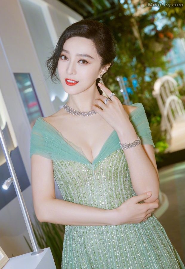 浓妆艳抹范冰冰朦胧美腿加玉乳(8/13)