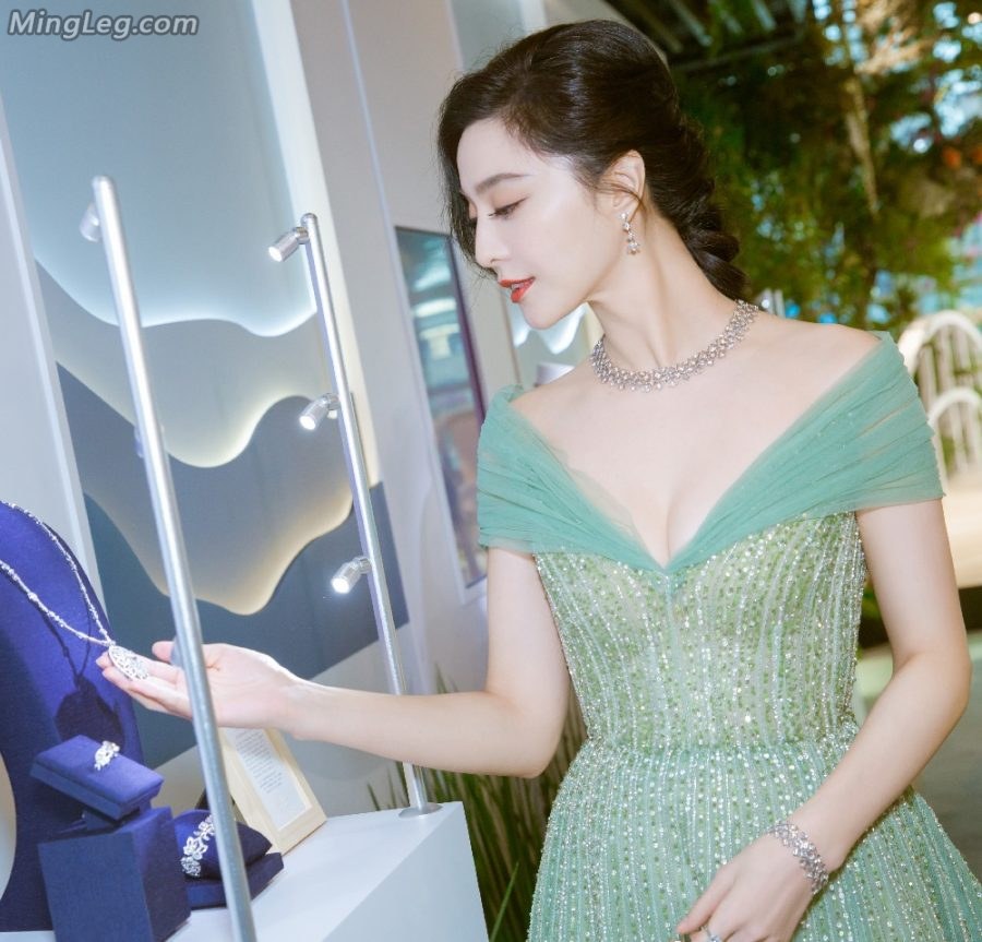  Fan Bingbing's heavy makeup reveals her beautiful legs and breasts(2/13)