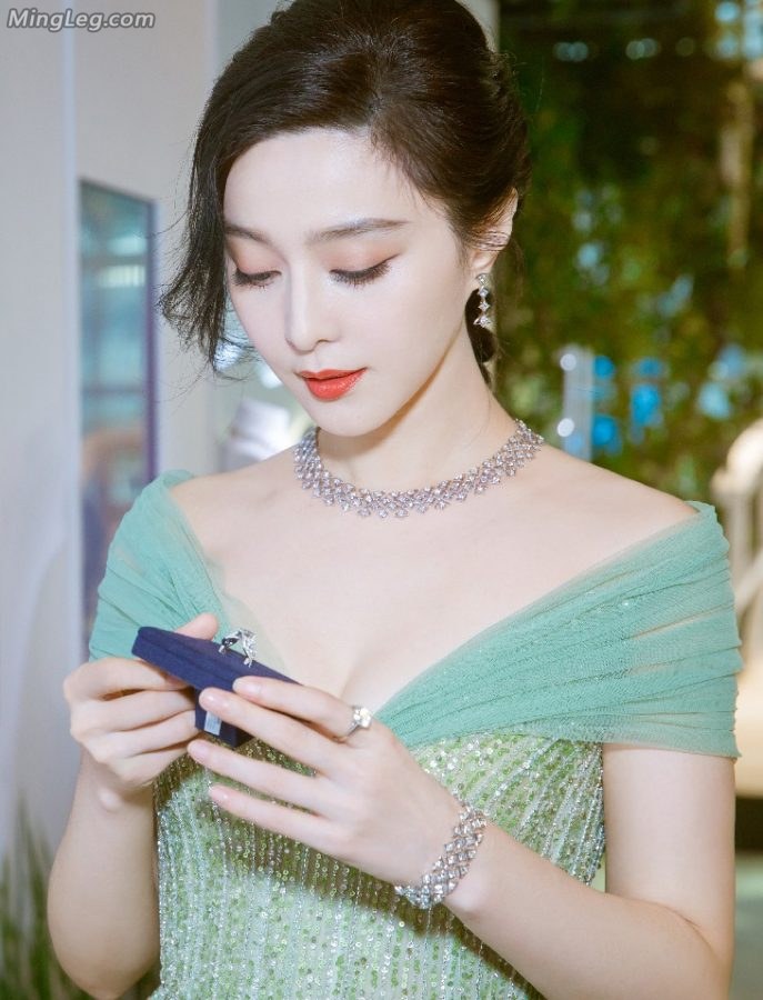 浓妆艳抹范冰冰朦胧美腿加玉乳(3/13)