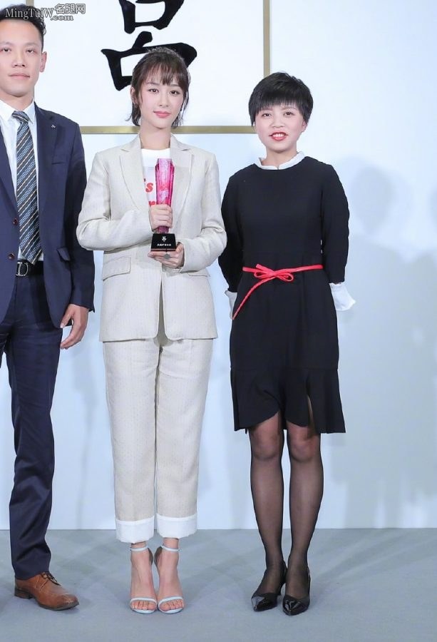 杨紫西服凉鞋高跟玉脚有御姐潜质(6/12)