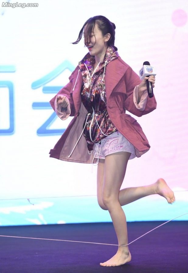 霍思燕美腿脱掉高跟鞋跳皮筋(7/24)