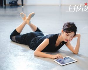 金晨练舞蹈时的舞鞋和脚