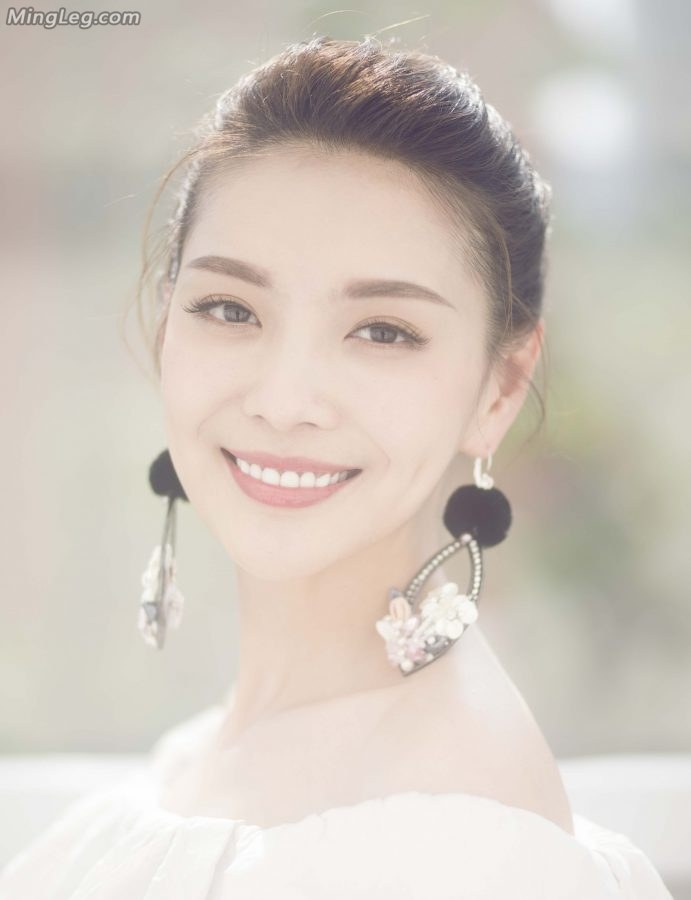 北京卫视优雅漂亮的女主播栗坤(4/6)
