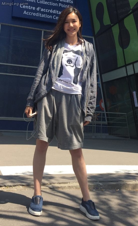 Liu Yuxi has strong calves when taking photos on the street. She must like to do sports.(1/2)