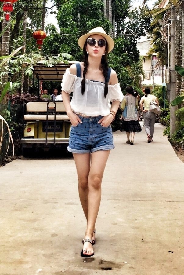 李小璐外出旅行短裤美腿脚丫子(1/3)