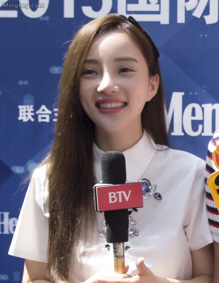李小璐高跟凉鞋红指甲脚趾(2/4)
