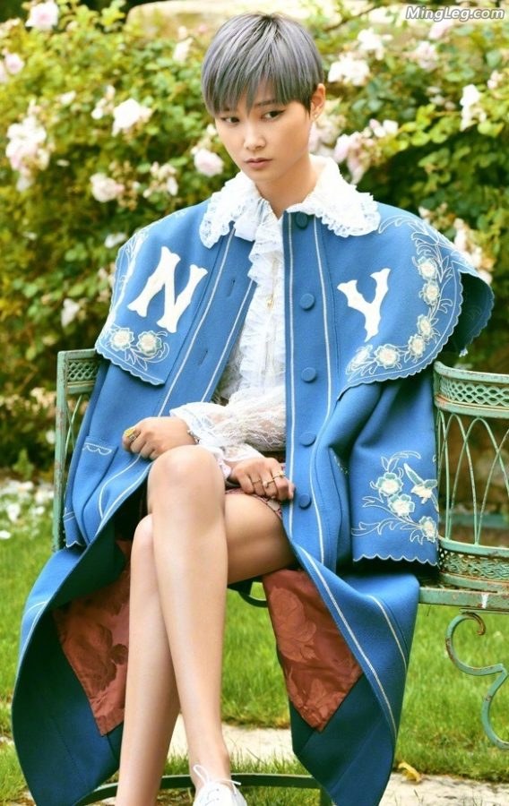 李宇春秀美腿渐渐有女人味了(1/8)
