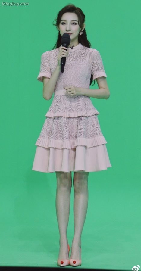美女主持马凡舒粉裙玉腿(1/5)