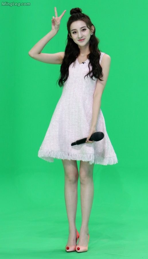 美女主持马凡舒粉裙玉腿(2/5)