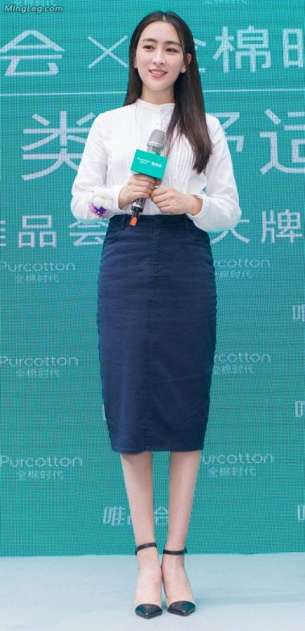 魅力马苏足踩高跟出席商业活动(2/7)