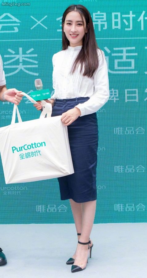 魅力马苏足踩高跟出席商业活动(4/7)