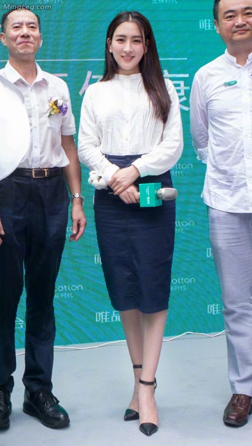 魅力马苏足踩高跟出席商业活动(5/7)