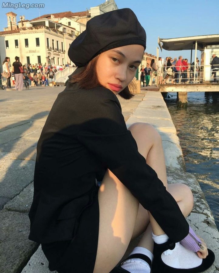Asian American actor Kiko Mizuhara has long white legs(1/2)