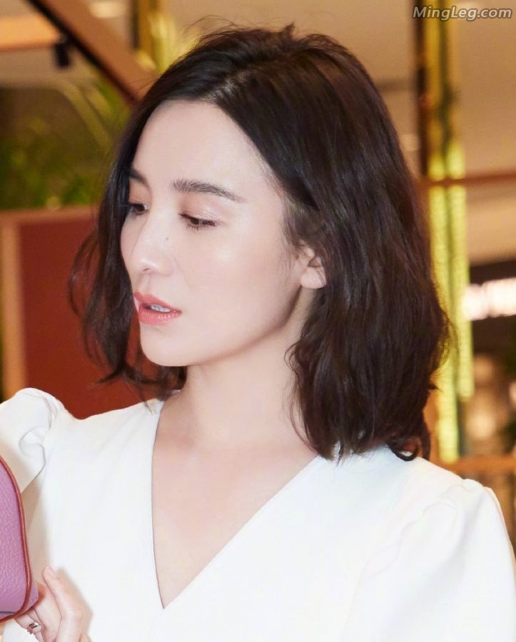 宋佳属于女明星里面喜欢穿凉高跟秀美足的(5/7)