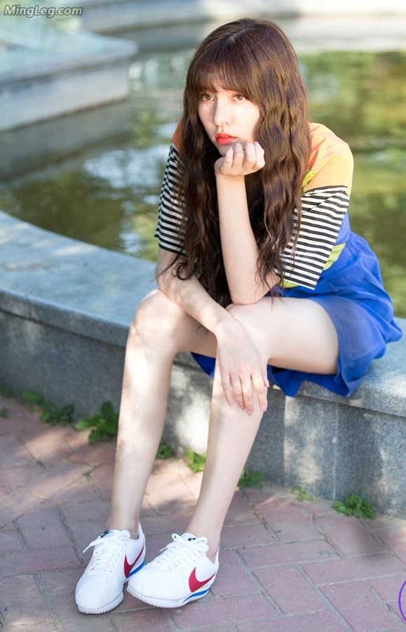 Song Yanfei's legs are really white.(2/6)