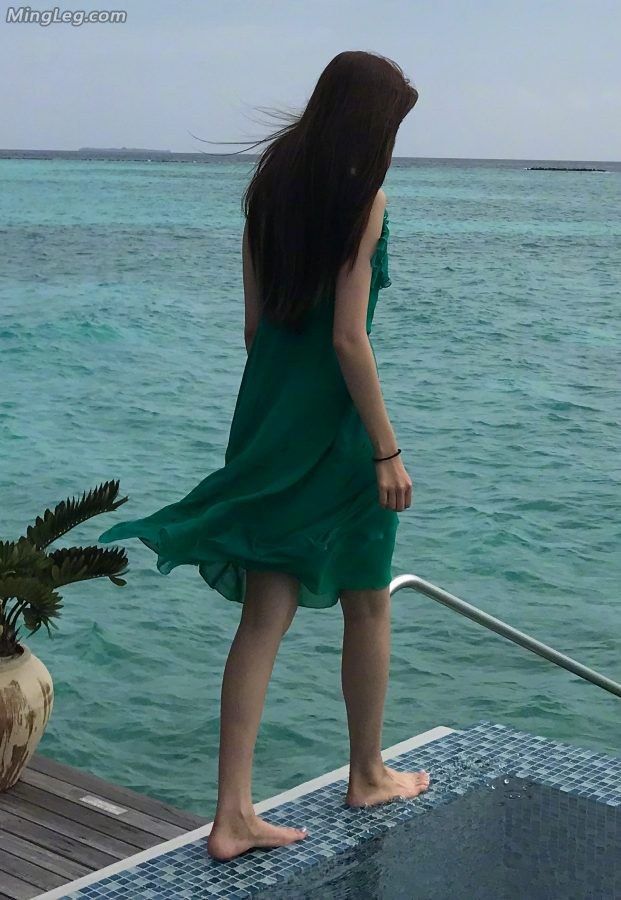宋妍霏大海边美丽的脚丫子(1/1)