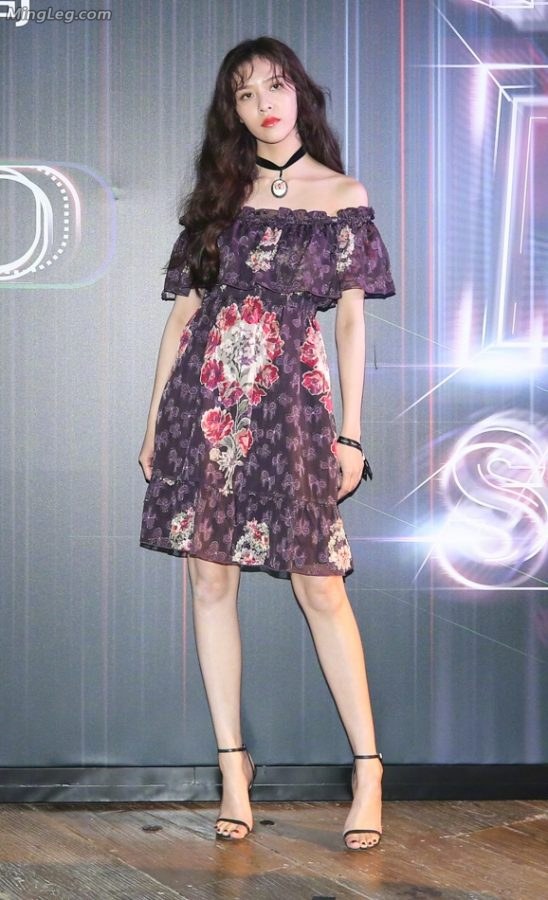 宋妍霏美不美看玉腿(2/5)