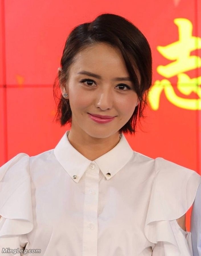 佟丽娅银色细高跟红鞋底美腿交叉(4/5)