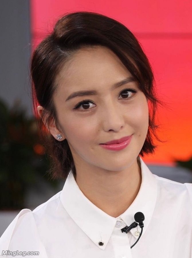 佟丽娅银色细高跟红鞋底美腿交叉(5/5)