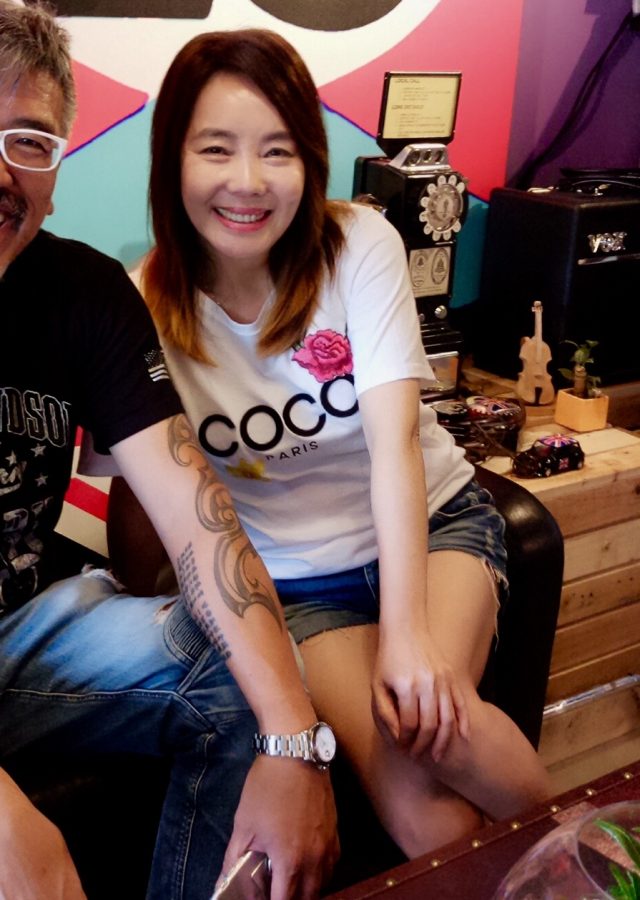 熟女辛晓琪生活中的牛仔短裤白腿(1/2)