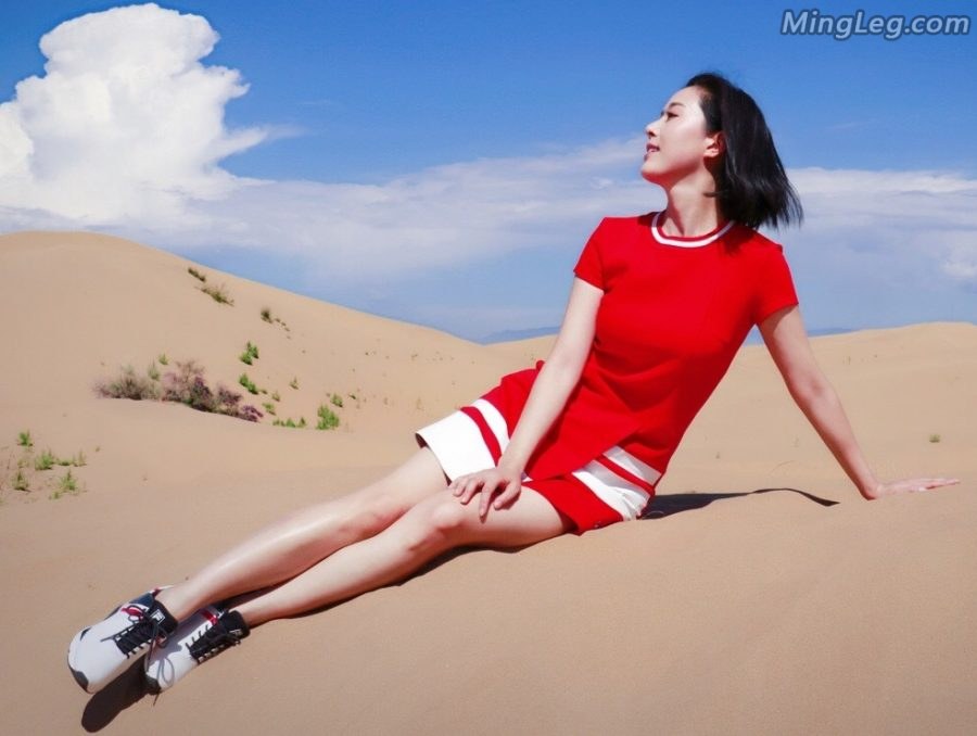 颜丹晨旅行是拍摄的玉腿照(2/4)