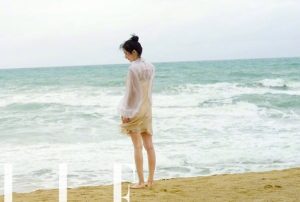 杨幂海边香脚丫子写真