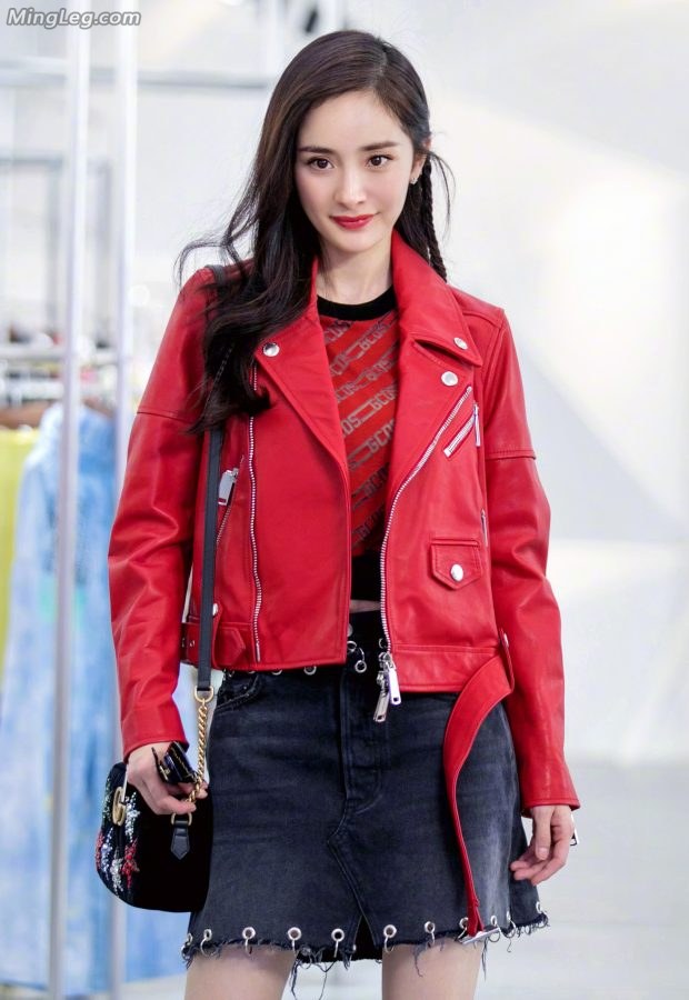Yang Mi's short skirt and cotton socks reveal a white leg(3/3)