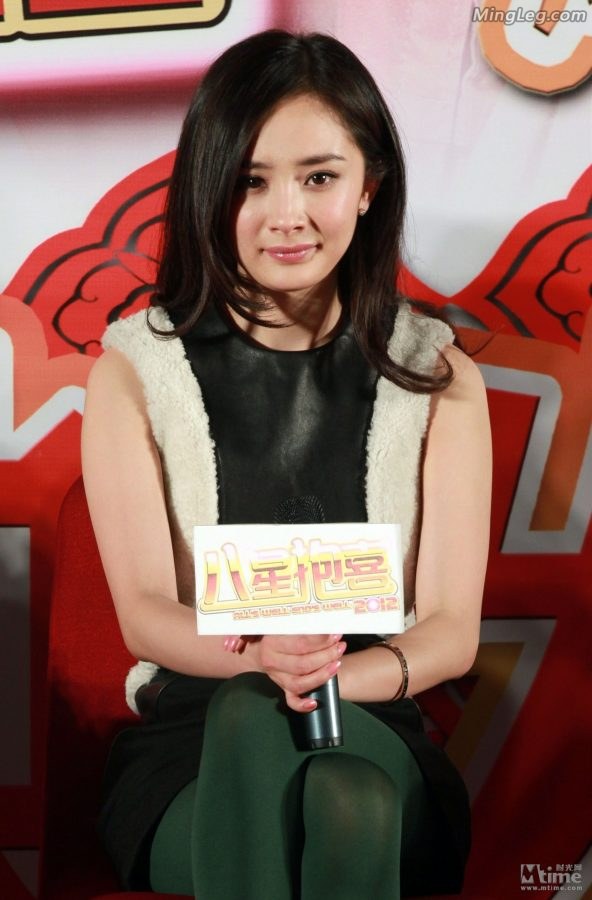 杨幂绿丝袜吴千语美腿争相秀裙底(16/67)