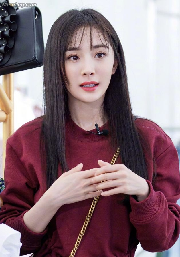 Yang Mi's high-heeled boots and folded legs are comfortable and elegant(2/2)