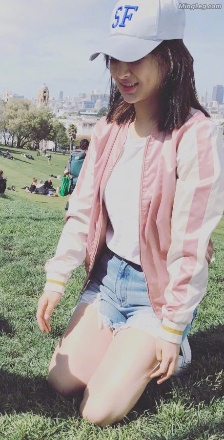 Post-90s star Yang Zi sits on the grass and shows off her legs(4/6)