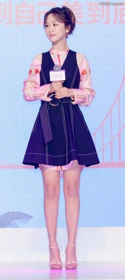 杨紫美腿玉足出席商业活动亲她小嘴(5/7)