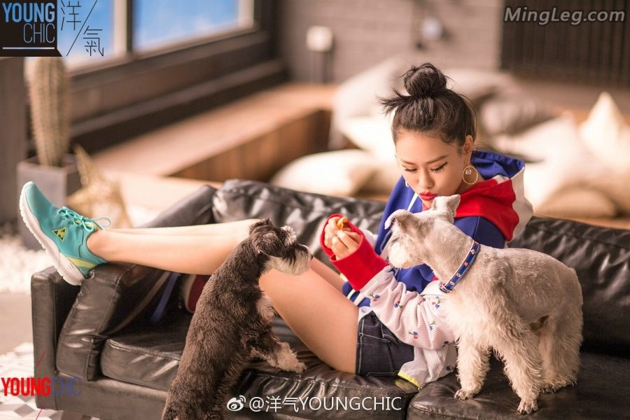 袁娅维运动鞋美腿拍摄杂志写真(4/5)