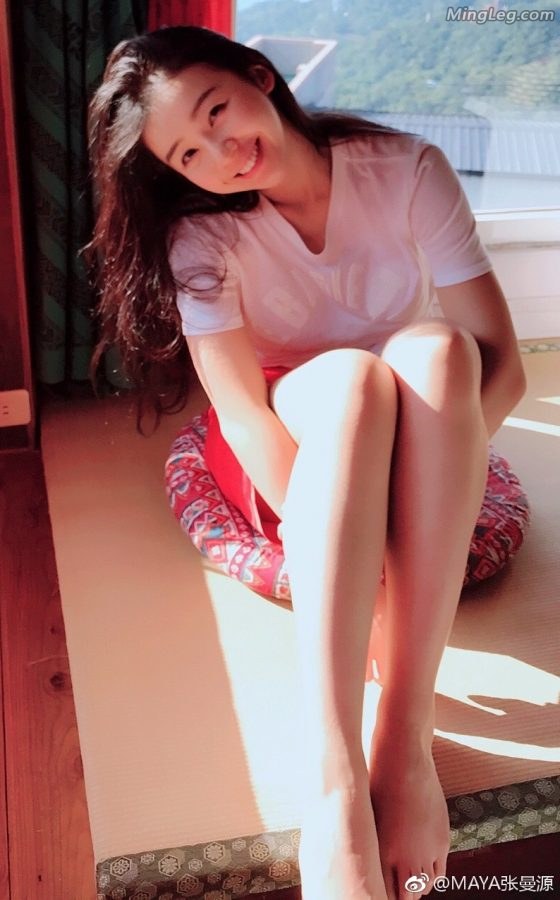 Please enjoy Zhang Manyuan's bare legs and jade feet(4/4)