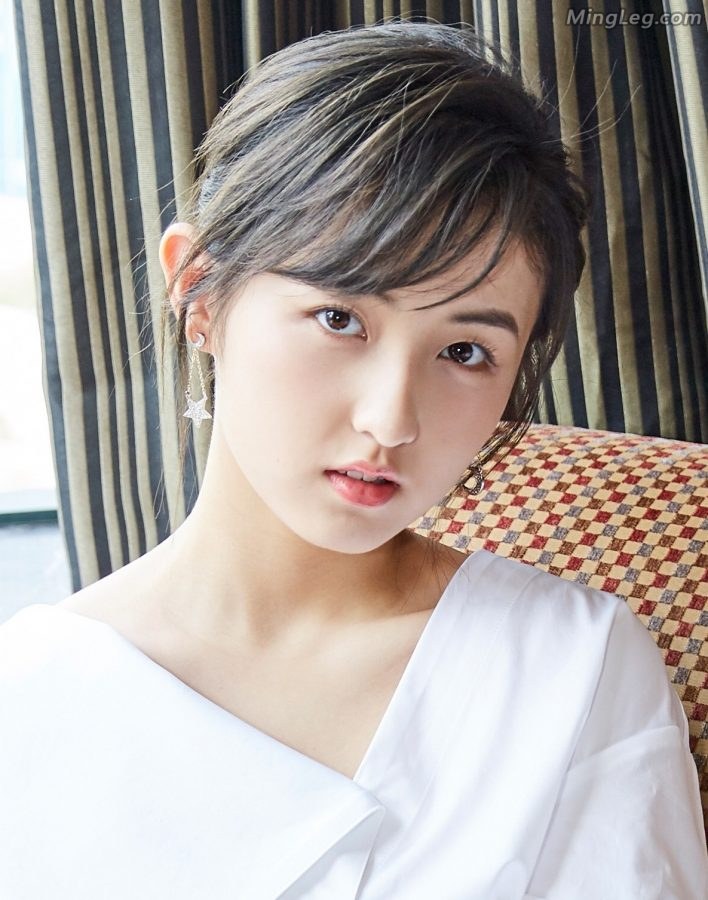 张子枫凉高跟白嫩美足(1/10)