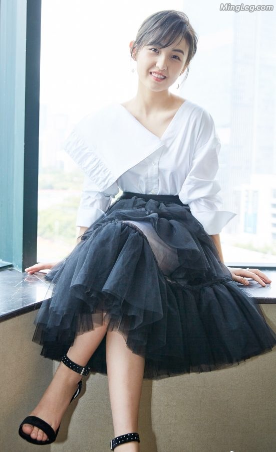 Zhang Zifeng has cool high heels, white and tender feet(3/10)