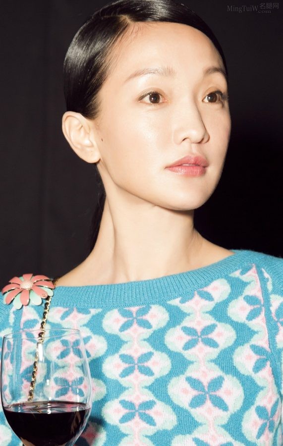 周迅美腿高跟现在可以称其为熟女了(8/8)