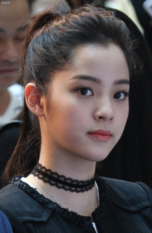 欧阳娜娜牛仔裤细高跟光滑脚背，尖头细高跟还是红底的(12/19)