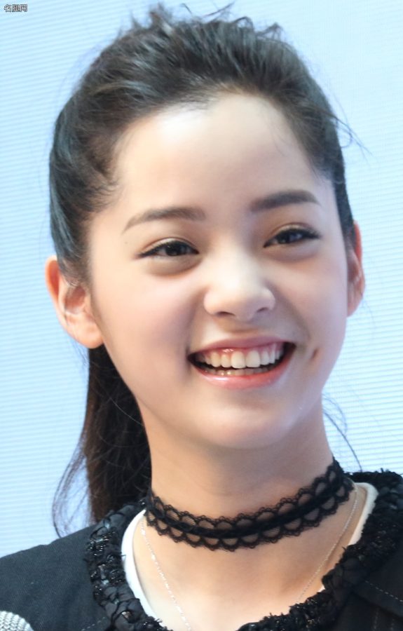 欧阳娜娜牛仔裤细高跟光滑脚背，尖头细高跟还是红底的(16/19)