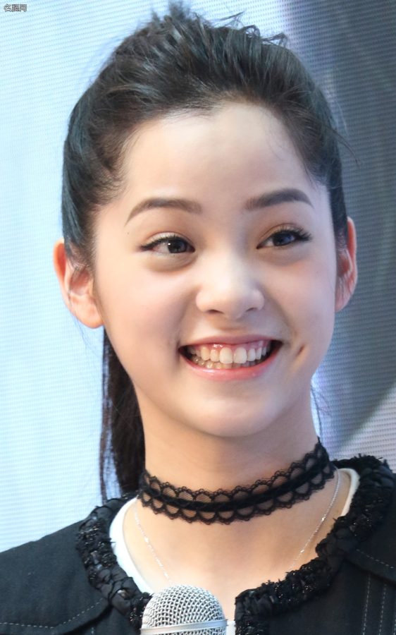 欧阳娜娜牛仔裤细高跟光滑脚背，尖头细高跟还是红底的(18/19)