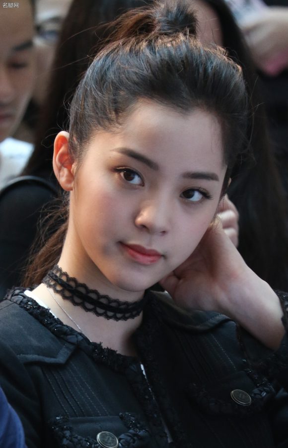 欧阳娜娜牛仔裤细高跟光滑脚背，尖头细高跟还是红底的(13/19)