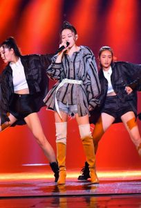 海豚音公主张靓颖过膝高跟靴子